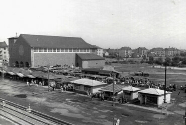 Bosnyák tér, piac, balra a Páduai Szent Antal-templom, 1957. Forrás: Fortepan / Samodai József Zuglói Helytörténeti Műhely
