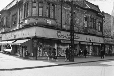 Bosnyák utca - Bosnyák tér sarok, Szivárvány Áruház, 1960. Forrás: Fortepan / Samodai József Zuglói Helytörténeti Műhely
