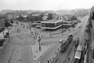 A Déli pályaudvar egy Alkotás utcai házból nézve, balra a Krisztina körút, 1966. Forrás: Fortepan / FŐMTERV
