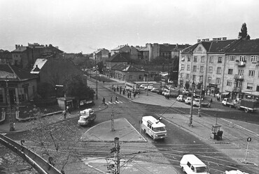 balra a Thököly út - Bosnyák tér sarok, kilátás a Zuglói villamos kocsiszín tetejéről a Nagy Lajos király útja felé, 1972. Fortepan / FŐMTERV
