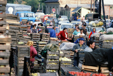 Bosnyák téri Vásárcsarnok melletti nagybani piac, 1981. Forrás: Fortepan / Szalay Zoltán
