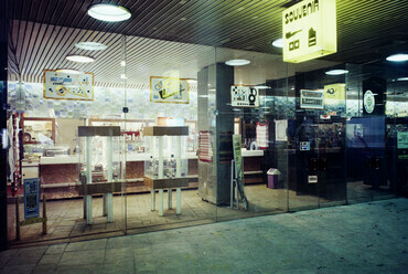 Déli pályaudvar, ajándékbolt és posta a Metró kijáratával szemben, 1976. Fortepan / Bauer Sándor
