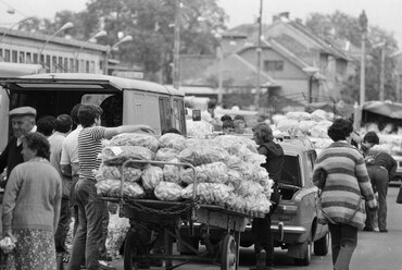 Lőcsei út, szemben a Bosnyák utca sarok, nagybani piac a Bosnyák téri Vásárcsarnok mellett, 1986. Forrás: Fortepan / Szalay Zoltán
