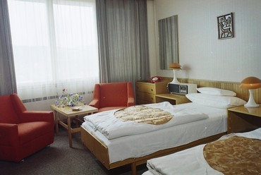 Kétágyas szoba, tükrös paplanokkal, 1975-ben. Forrás: Fortepan, Bauer Sándor
