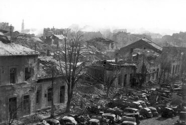 A Déli pályaudvar lerombolt épülete az Alkotás utca felől nézve, 1945. Forrás: Fortepan
