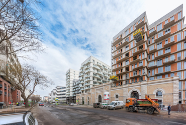 A közvágóhíd helyén épülő City Pearl lakópark első üteme idénre végő formát ölt, a Vágóhíd utcában 12 emeletes lakótömbökkel.
