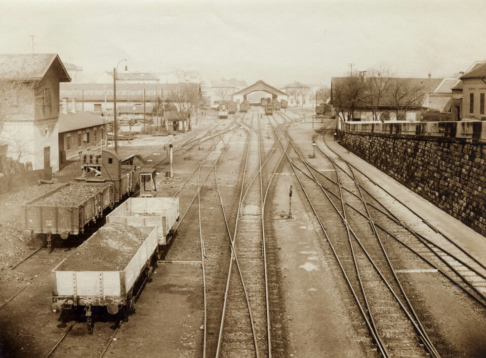 Déli indóház a favázas csarnokkal a Márvány utcai hídról nézve, 1906. Forrás: Fortepan / Széman György
