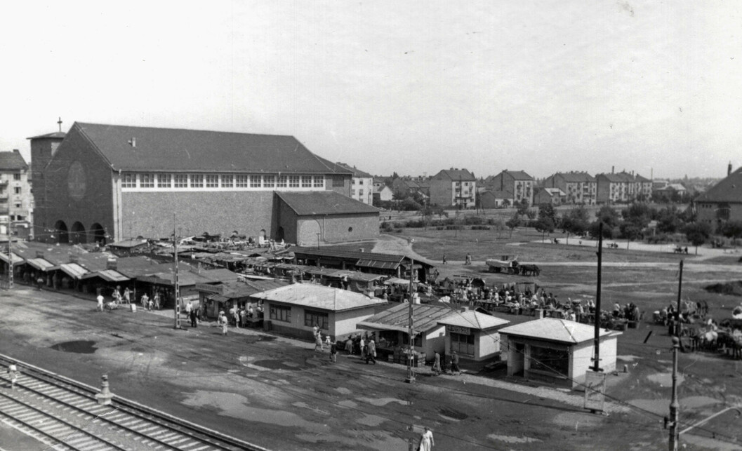 Bosnyák tér, piac, balra a Páduai Szent Antal-templom, 1957. Forrás: Fortepan / Samodai József Zuglói Helytörténeti Műhely
