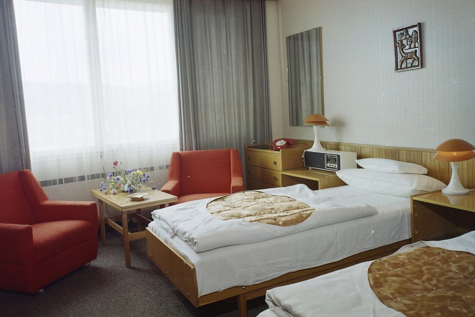 Kétágyas szoba, tükrös paplanokkal, 1975-ben. Forrás: Fortepan, Bauer Sándor
