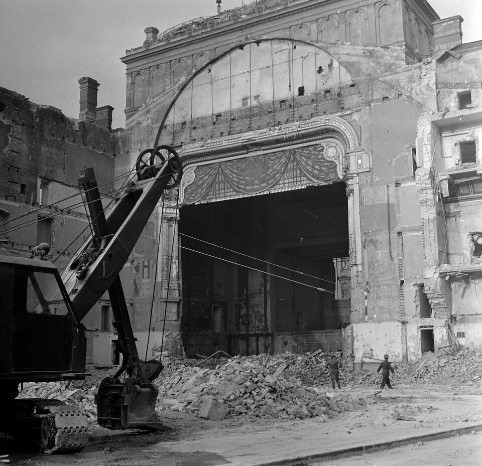 A Blaha Lújza téri épület bontása 1965-ben (Fotó: Fortepan/Képszám: 138277)
