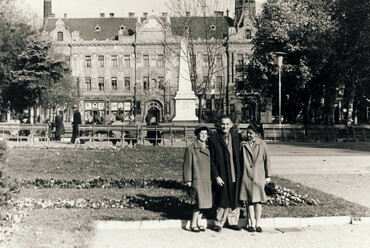 Széchenyi tér, szovjet hősi emlékmű. Háttérben a Takarékpénztár-palota, 1957. Forrás: Fortepan / Kiss Zsuzsanna
