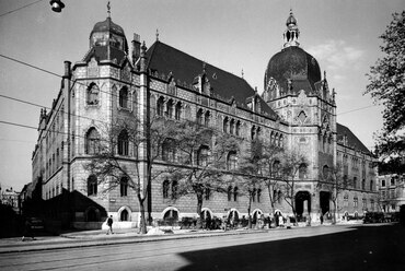 Az Iparművészeti Múzeum épületet, 1954. Forrás: Fortepan / Fortepan/Album083
