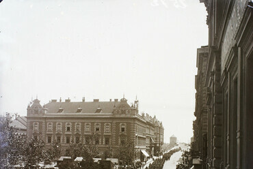 Széchenyi tér, szemben a Postapalota és a Híd utca, távolban a Belvárosi híd vámházai látszanak, 1904. Forrás: Fortepan / Magyar Földrajzi Múzeum / Erdélyi Mór cége
