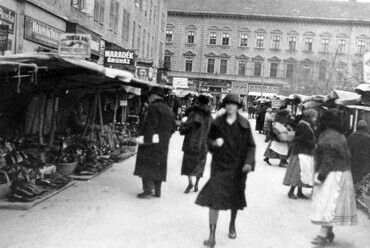 Széchenyi tér, a Zsótér-ház előtti szélesebb járda. Szemben a Kossuth Lajos sugárút torkolata, 1929. Forrás: Fortepan
