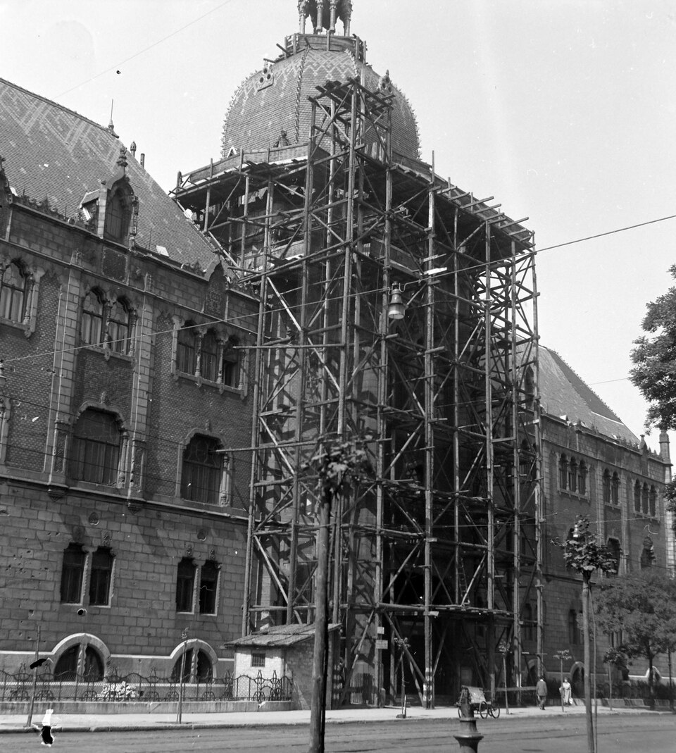 Az Iparművészeti Múzeum tatarozása, 1959. Forrás: Fortepan / UVATERV
