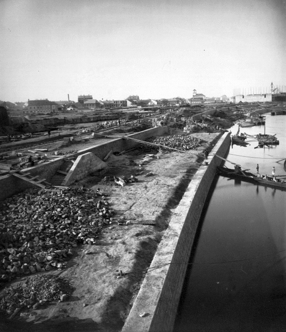 A Tisza-part árvíz utáni újjáépítése, a rakpart felfalazása a vár bontása után. 1900. Forrás: Fortepan / Fődi Gábor
