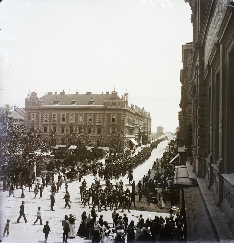 Széchenyi tér, szemben a Postapalota és a Híd utca, távolban a Belvárosi híd vámházai látszanak, 1904. Forrás: Fortepan / Magyar Földrajzi Múzeum / Erdélyi Mór cége
