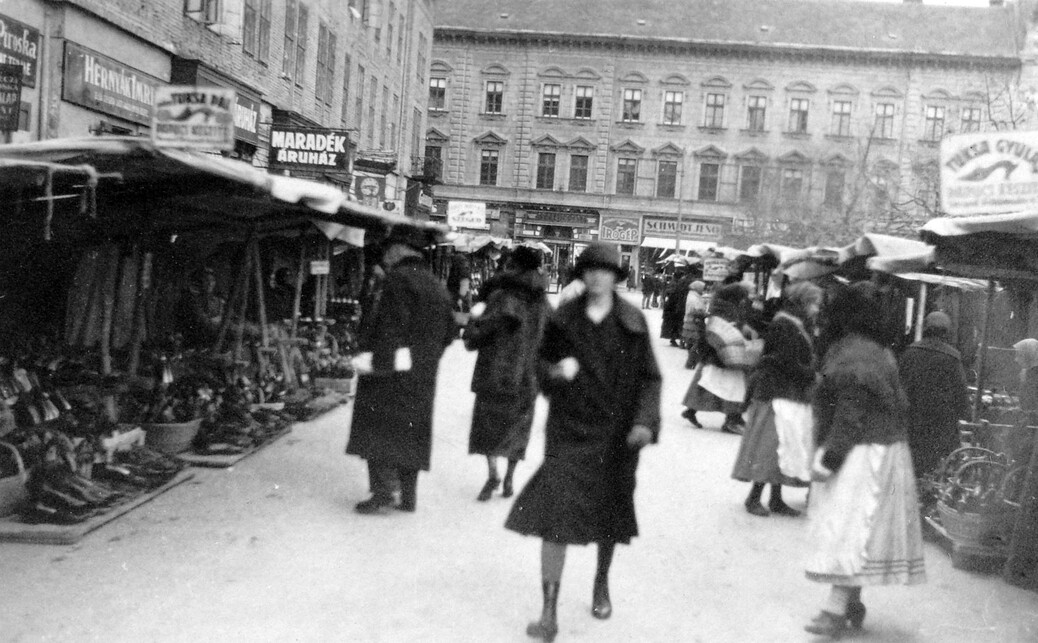 Széchenyi tér, a Zsótér-ház előtti szélesebb járda. Szemben a Kossuth Lajos sugárút torkolata, 1929. Forrás: Fortepan
