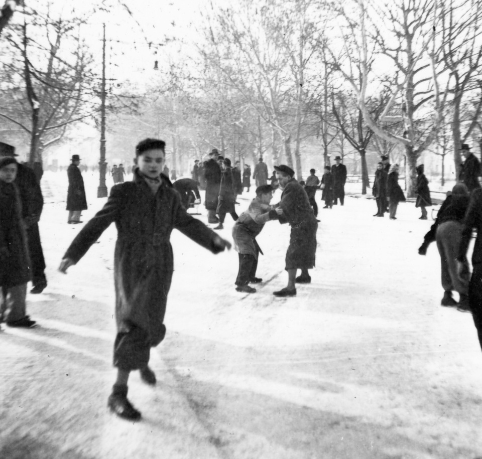 Széchenyi tér a Kárász utca felé nézve. 1935. Forrás: Fortepan / Plesovszki Ákos
