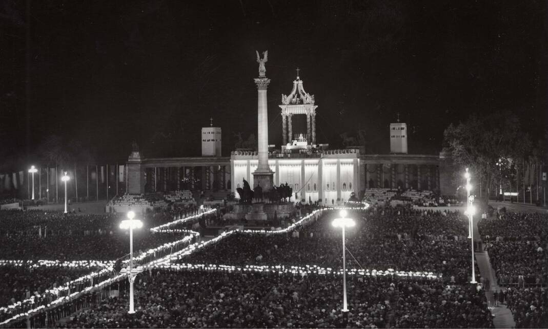 Az 1938-as Eucharisztikus Világkongresszus főoltára a Hősök terén (Fortepan / Új Ember hetilap)
