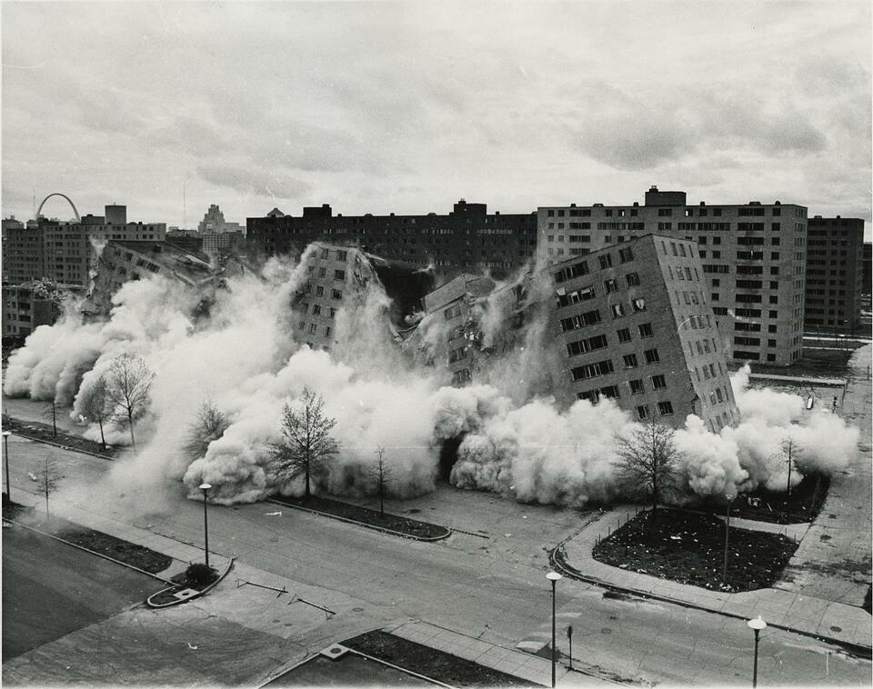 A Pruitt-Igoe felrobbantása. Forrás: U.S. Department of Housing and Urban Development Office of Policy Development and Research // www.chsglobe.com
