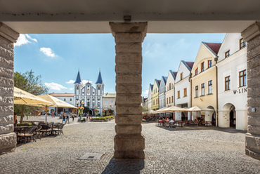 Zsolna történelmi központjának főtere őrzi a Kárpát-medence egyik legteljesebb árkádsorát. A mintegy 100x100 méteres, négyszögletes tér immár közel negyven éve óta műemléki védelem alatt áll.
