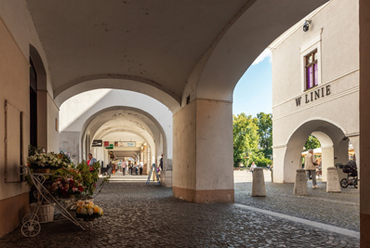 A tér épületeinek nagy része középkori alapokra épült, amik alatt sok pince máig megtalálható. A tér mai formáját az 1886-os tűzvész után nyerte el.
