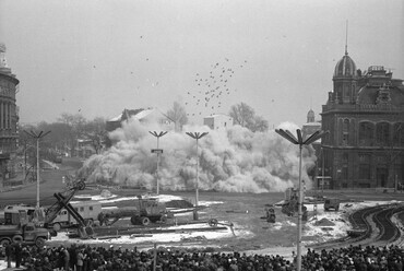 A Nyugati (Marx) tér, a Váci út és a Nyugati pályaudvar közötti terület, a Westend-ház bontása robbantással. 1978. Forrás: Fortepan / FŐMTERV
