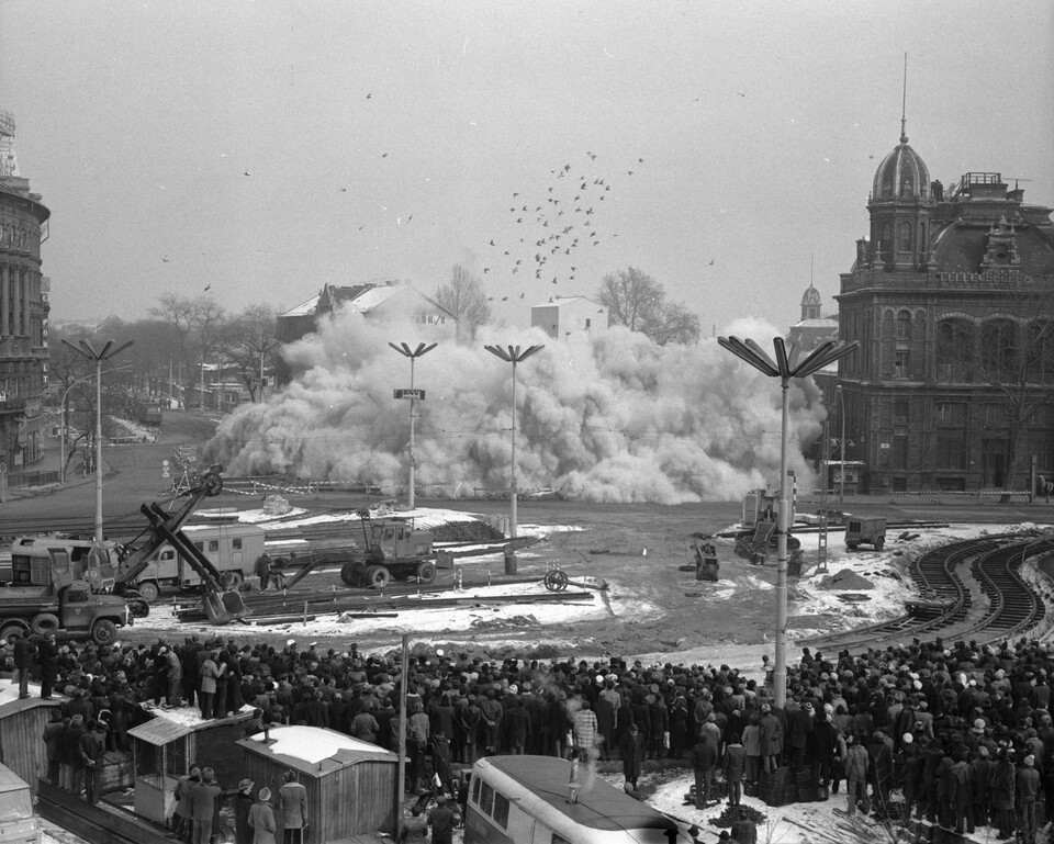 A Nyugati (Marx) tér, a Váci út és a Nyugati pályaudvar közötti terület, a Westend-ház bontása robbantással. 1978. Forrás: Fortepan / FŐMTERV
