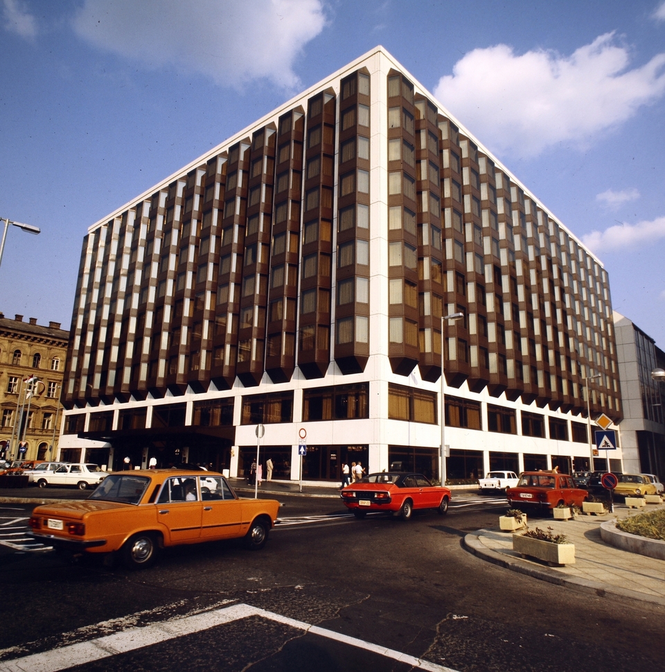 Széchenyi István (Roosevelt) tér, Atrium Hyatt szálloda, 1982. Forrás: Fortepan / Gábor Viktor
