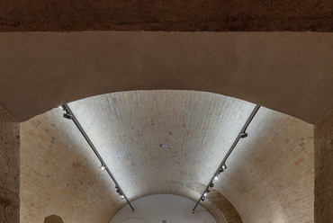 A Szépművészeti Múzeum látványraktáraként újjászületett Csillagerőd belső részlete. Fotó: Bujnovszky Tamás. Forrás: Építészfórum archívuma

