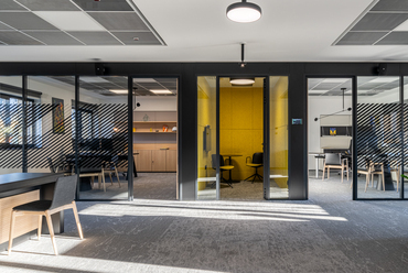 A Magyar Doka Kft. megújult irodája. Tervező: UPPER Design Studio. Fotó: Hlinka Zsolt
