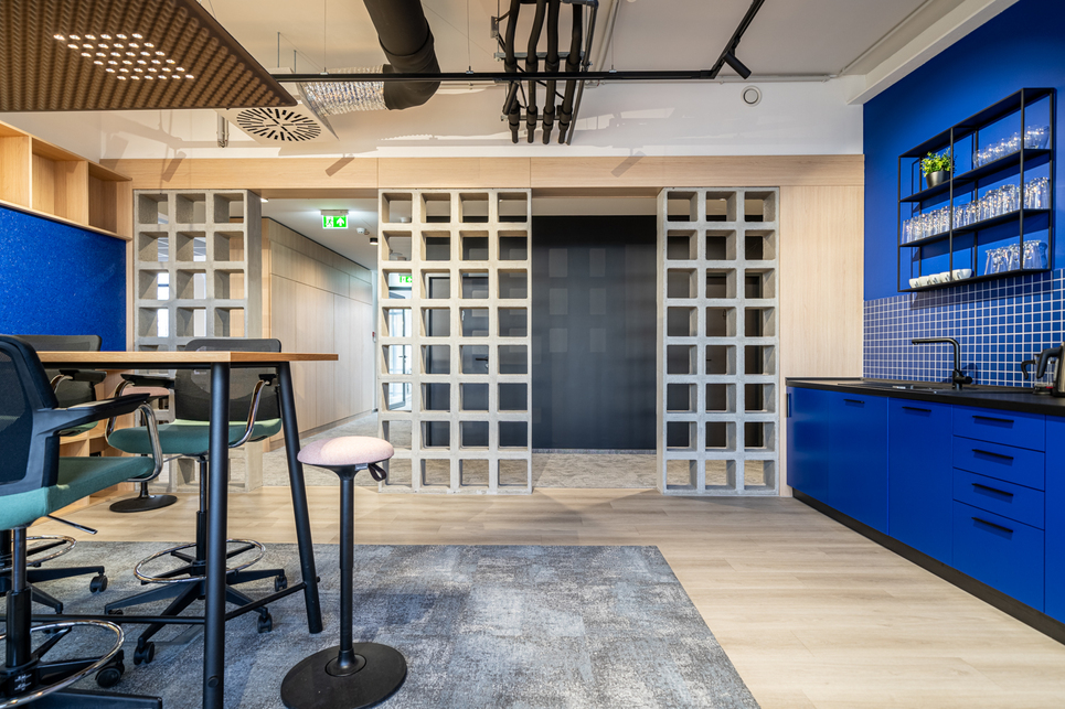 A Magyar Doka Kft. megújult irodája. Tervező: UPPER Design Studio. Fotó: Hlinka Zsolt

