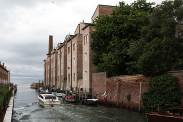 A Complesso Residenziale (lakótelep) névre hallgató épületcsoport a Ponte de le Convertite felől érkezve.
