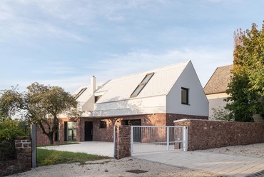 Ház Révfülöpön. Fotó: Juhász Norbert (Építészfórum archívum)
