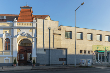 Az 1970-re elkészült sárvári szolgáltatóház a városközpont forgalmas utcájában, már kompromisszumosabb kialakítással épült.

 
