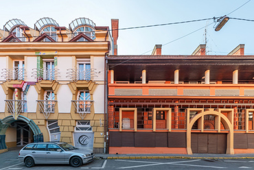 A belvárosi posztmodern épületek közt új korszakot nyitott Dévényi Sándor 1984-ben épült áttört homlokzatú, a korábban itt állt házról mintázott lakóépülete, amihez később épült szomszédja is historizáló stílussal igazodott.
