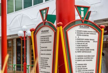 Az épület egyik értéke ugyanakkor még így is az üzemeltetés és karbantartás, mi kiterjed az eredeti információs táblákra is.
