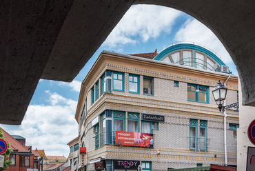 Különleges adottságú, szabadon álló foghíjtelken épült a Colonia Passage. 1991-es eredeti tervei még szállodaként születtek, de 1996-ban végül üzletházként adták át.
