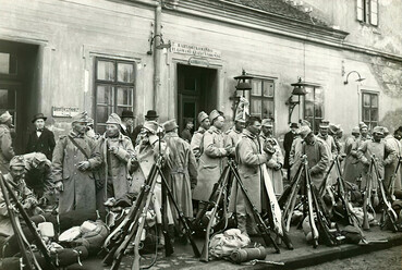 A frontra induló katonák a Józsefvárosi pályaudvaron, 1915. Forrás: Fortepan / Országos Széchényi Könyvtár
