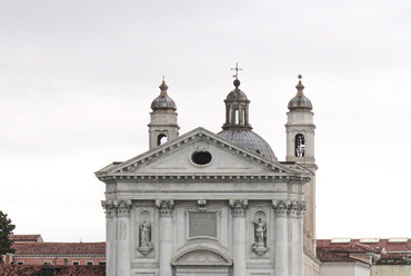 A Santa Maria del Rosario, ismertebb nevén a Gesuati homlokzata. A velencei barokk építészet egyik kincse, ikonográfiája rímel a szomszédos Giudecca szigeten álló, Andrea Palladio által tervezett Il Redentore (a Megváltó) templomra. Július harmadik vasárnapján az 1576-es pestisjárvány végét ünneplő Festa del Redentore részeként ideiglenes híddal kötik össze a Palladio tervezte templomot a Zattere partszakaszával.
