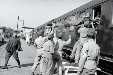 Az 154-es számú vöröskeresztes kórházvonat a Józsefvárosi pályaudvaron, 1942. Forrás: Fortepan / Reményi József
