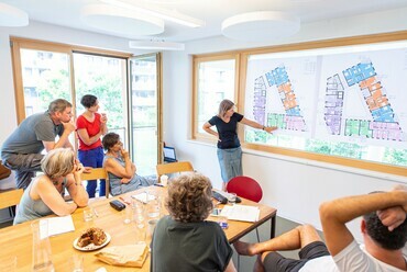 A bécsi hauswirtschaft cohousing egyik közösségi tervezési alkalma - alaprajzok közös tervezése.

Forrás: Luiza Puiu
