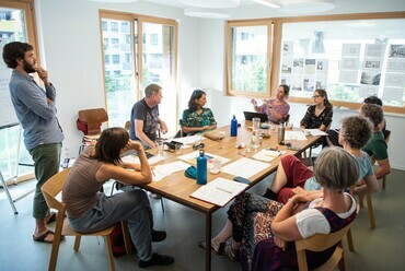 A bécsi hauswirtschaft cohousing egyik együtt-tervezési alkalma - példaépületek közös elemzése.

Forrás: Luiza Puiu
