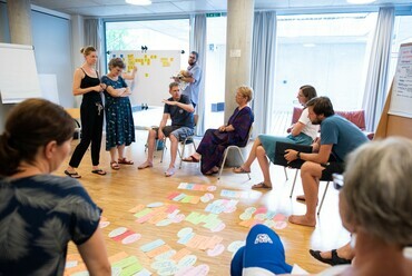 A bécsi hauswirtschaft cohousing egyik közösségi tervezési alkalma - igények átbeszélése és programalkotás.

Forrás: Luiza Puiu
