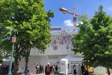 A Giardinibe megérkezve rögtön szembetűnő a Central Pavilion állványzatát díszítő grafika. A 2025-ös Velencei Építészeti Biennálé ideje alatt az épület felújítás miatt nem látogatható, az állványzaton és az itt található installációban a világszerte elismert, magyar származású hálózatkutató, Barabási-Albert László adatvizualizációja látható. A diagramok az Építészeti Biennálé múltját és jelenét dolgozzák fel hálózatos formában. 
