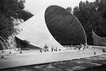 Miskolctapolcai barlangfürdő, Kagyló-medence 1972-ben. Fortepan 61348. Forrás: Wikimedia
