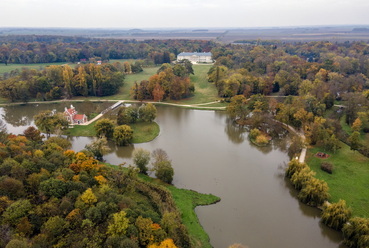 Évtizedekig fakitermelésre használt terület volt a kastélypark, elképesztő mennyiségű telepített fát kellett kivágni, hogy újra látszódhasson a park szerkezete. Tájépítész, kertörtténész: Alföldy Gábor vezető tervező: Szabó Gábor
