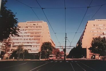 Az épület az 1999-es bombázások előtt; fotó: portalforum.rs (sa izložbe u Galeriji SANU)
