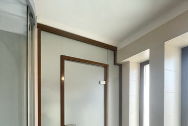 Dual-Office RAL kód szerint szinterezett profil keretes üvegfal ajtóval. Forrás: Dual Glass
